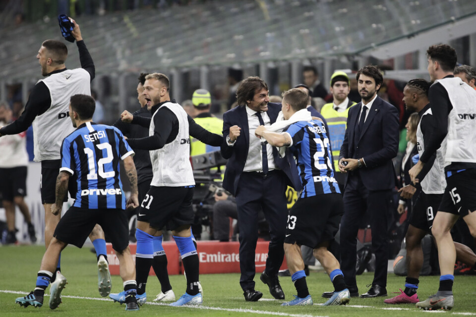 Inters tränare Antonio Conte firar med sina spelare efter derbysegern i Milano.