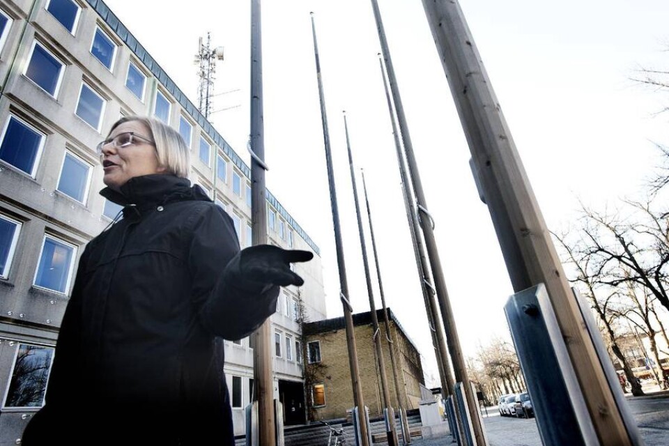 Lena Lernå från Amnesty står och väntar på att Vöfab:s personal ska komma och hissa den romska flaggan. Det skulle senare visa sig att högsta kommunledningen satt stopp för flagghissningen.