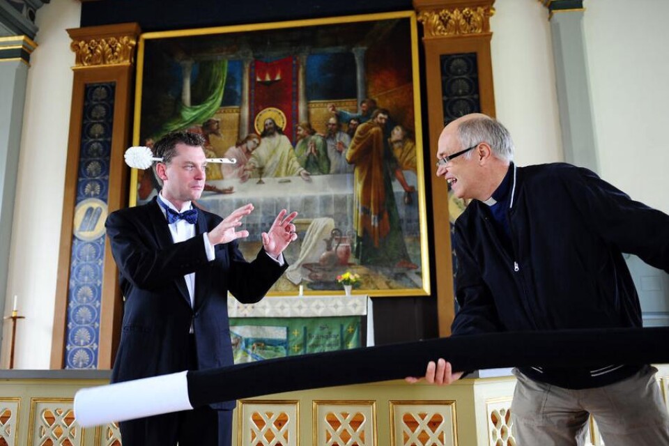 Trollkarlen Nielo (Michael Nielsen) och prästen Ingemar Eriksson testade Älmeboda kyrkas magiska möjligheter med toaborste och jättetrollstav. Det gick bra.