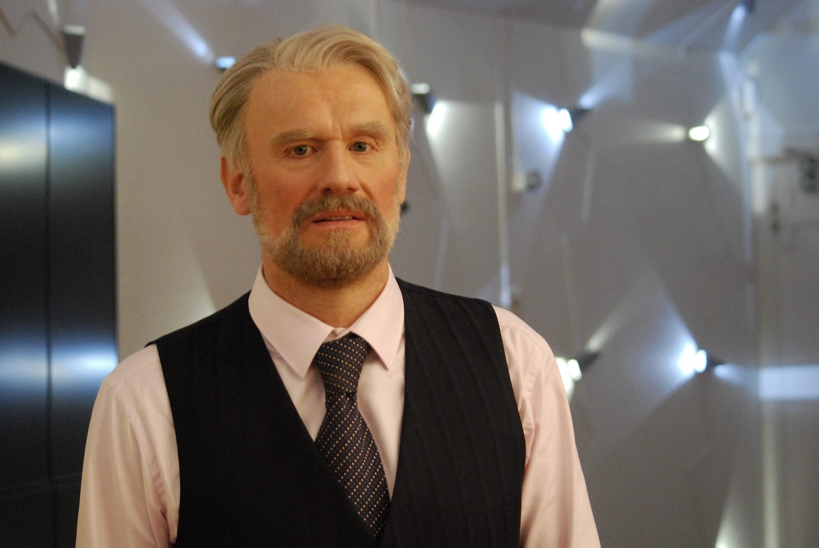 Fredrik Gunnarsson spelar den mäktige advokaten Roy M. Cohn.
