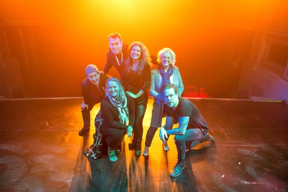Årets revygäng på Kalmar teaters scen. Från vänster: Magnus Kviske, Martina Sundén , Martin Rydell, Anna Rydell, Eva Milesson och Martin Hallberg Jarflod.