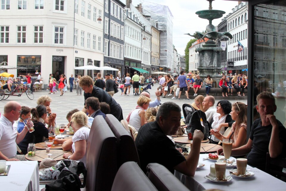 Bilden är tagen från café Norden. På  Ströget skymtar Storkfontänen. Till vänster ligger Højbro Plads och andra gatan till höger är Gammel Strand där museet med samma namn som gatan ligger.