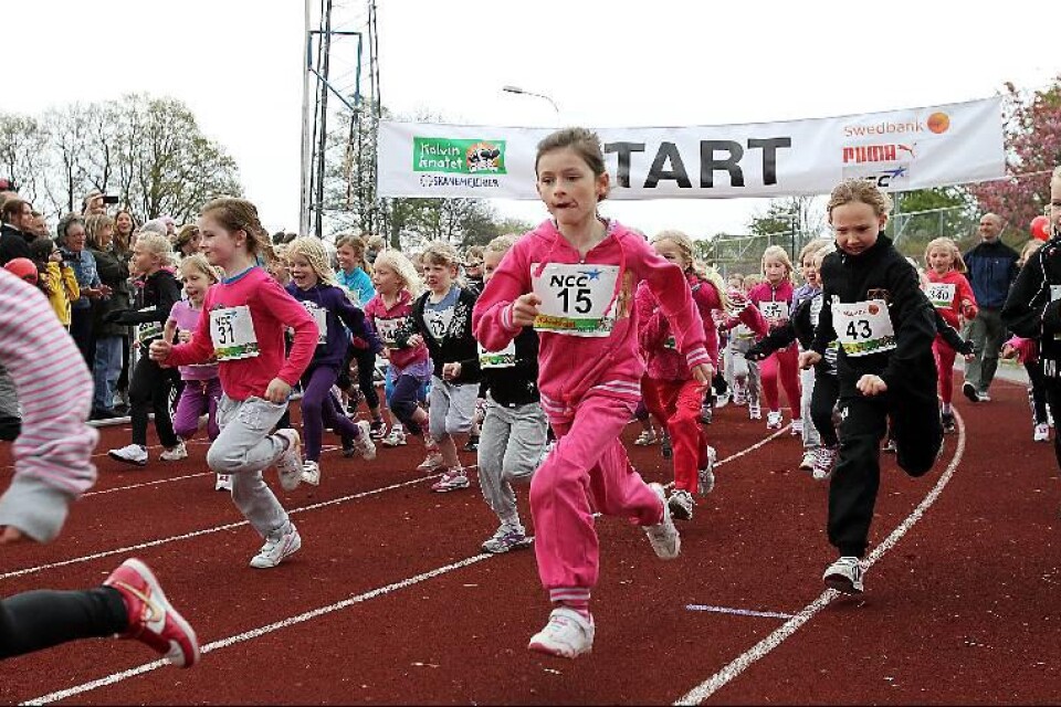 Erma Duretovic, sju år, koncentrerar sig för att springa så fort som möjligt. ”Jag har tränat med min storebror innan och jag siktade in mig på att komma tvåa. Det gick bra. Men det är ju jobbigt när de andra ökar farten.” säger hon.