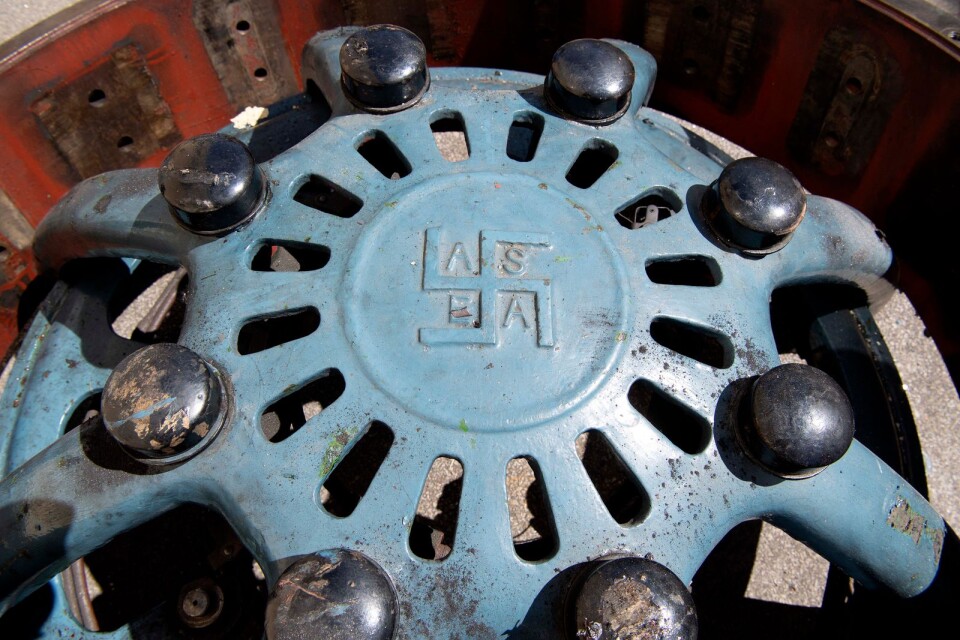 Företaget Asea använde svastikan som symbol fram till 1933, då dess vd beslutade att ta bort den för att inte förknippas med Nazityskland (enligt Wikipedia). Här är den ovanpå en av de generatorer som drivit kraftverket i Marieberg.