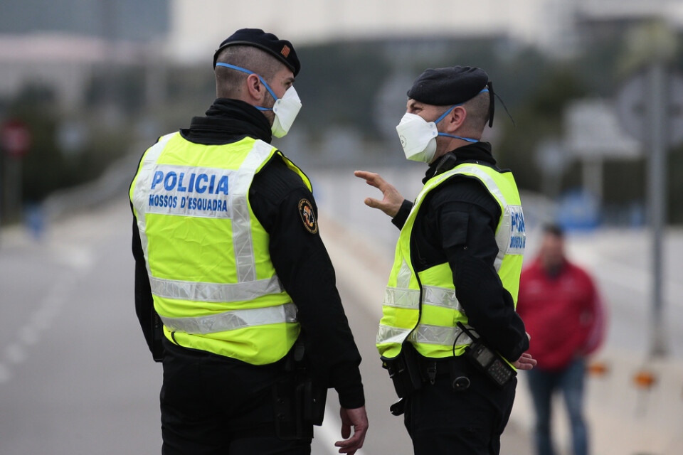 Poliser i Katalonien som bär munskydd. Bilden är från i mitten av mars.