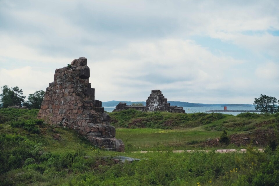 Ruiner av Bomarsunds fästning på Åland. Det ryska bygget sprängdes till spillror av britter och fransmän. Sedan dess är öarna demilitariserade.