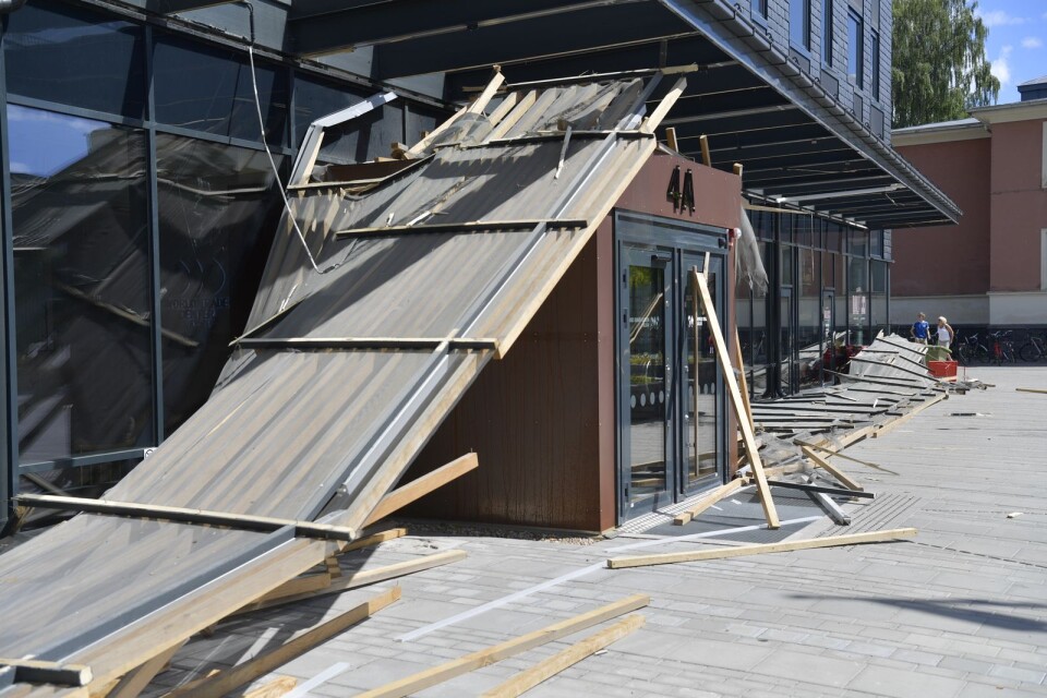 Vid tolvtiden på söndagen rasade en del av taket på World Trade Center i Växjö