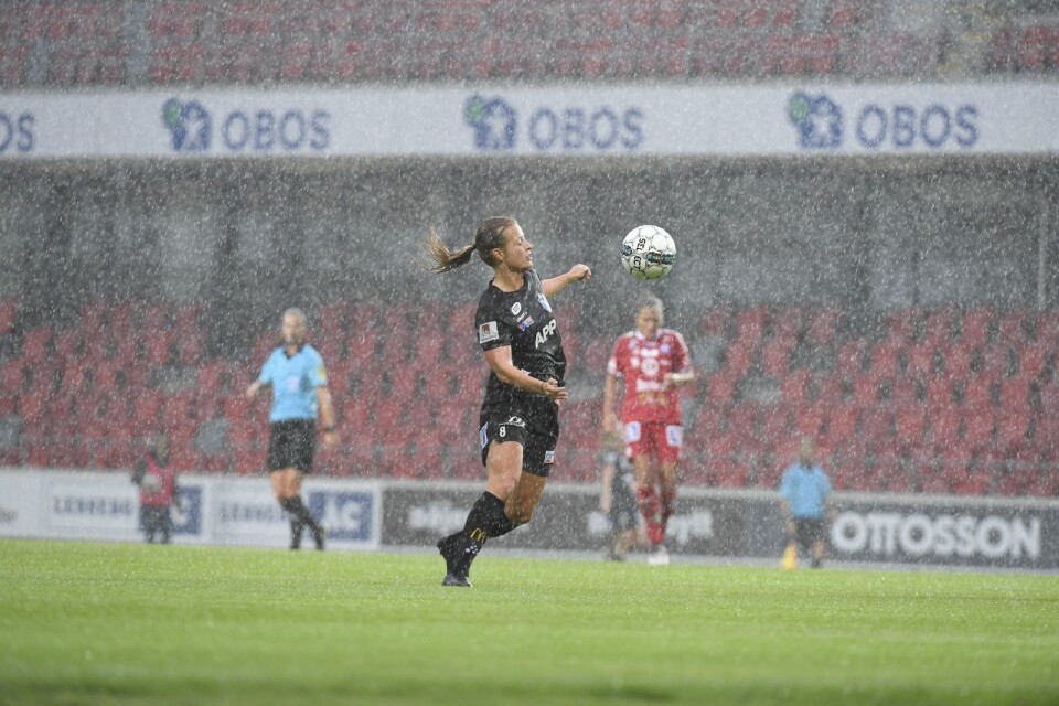 Anna Anvegård slet hårt på den regnvåta hybridgräsmattan på Myresjohus Arena när Växjö DFF bröt sin trend av segerlösa matcher.