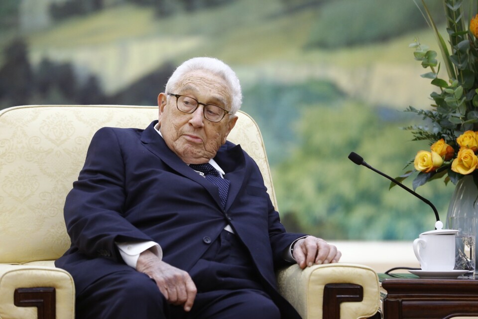 Henry Kissinger dog den 29 november, 100 år gammal. En motsägelsefull man, född av judiska föräldrar i Bayern i Tyskland, och som flydde med familjen till USA 1938 undan nazisterna,.