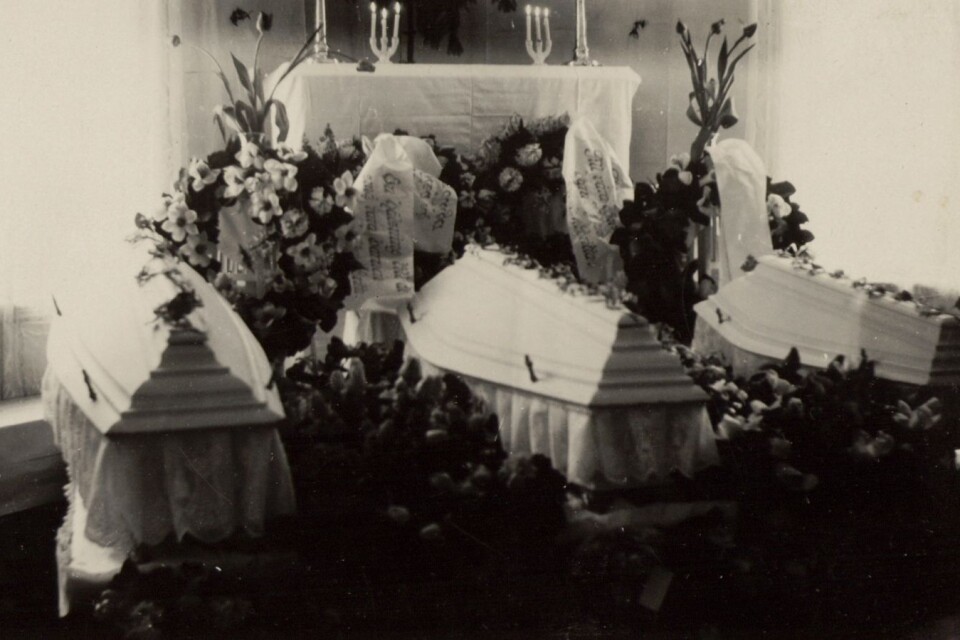 Kistorna ställdes upp i familjens hem innan Ingeborg och Arturs barn skulle begravas. FOTO: Privat