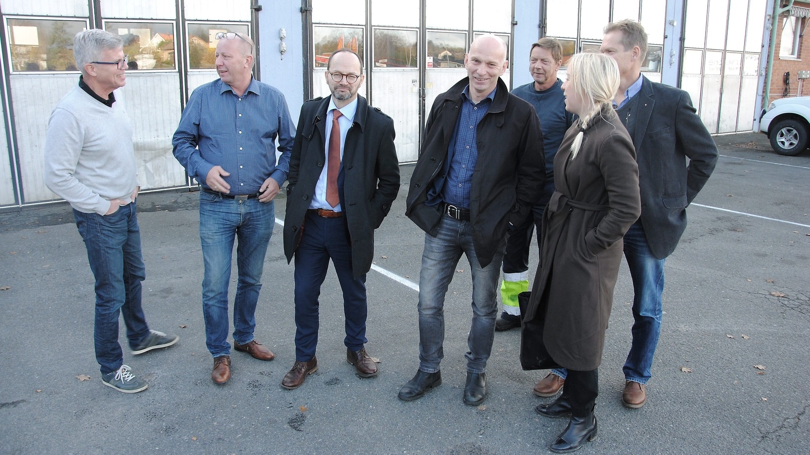 Johan Svensson, Christian Bilde, Tomas Eneroth, Anders Bengtsson, Dan Svensson, Helena Carlsson och Göran Persson utanför Glimåkra Åkeris garage.