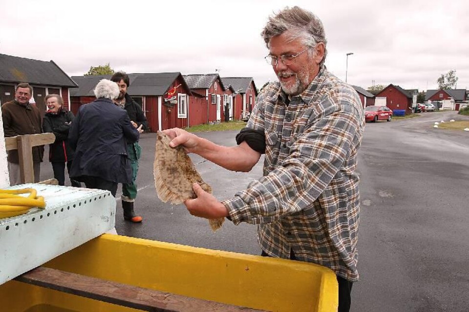 Vet barnen hur en Östersjöfisk ser ut egentligen? Ja, exempelvis så här. Lanny Göransson från Naturskyddsföreningen visar en skrubba som tagits upp i pedagogiskt syfte.
