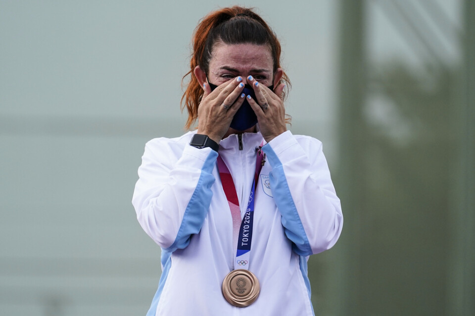 Lerduveskytten Alessandra Perilli kunde inte hålla tårarna tillbaka när hon tog sin och San Marinos första OS-medalj.