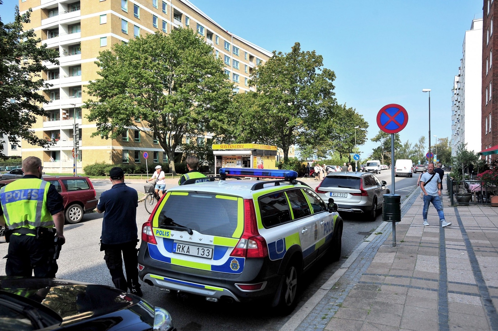 Polisen fortsätter att samla information i området där mordet skedde. De håller sig också synliga för att skapa trygghet. Foto: Stefan Persson