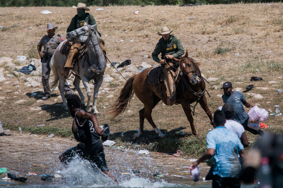Ridande gränspolis motar bort migranter som tagit sig över floden Rio Grande för att komma in i USA, nära staden Del Rio i Texas, i september 2021. Arkivbild