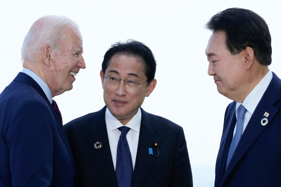 USA:s president Joe Biden i samtal med Japans premiärminister Fumio Kishida, i mitten och Sydkoreas president Yoon Suk-Yeol, till höger, i samband med G7-mötet i Hiroshima i maj.