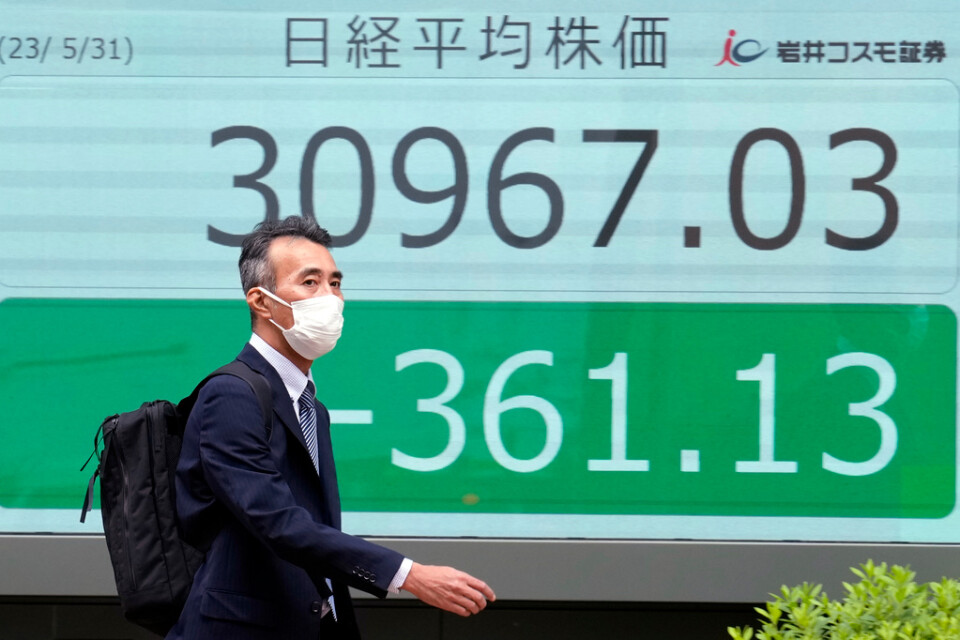 Grönt – som betyder minus i japanska börssammanhang – på Tokyobörsen. Arkivbild.
