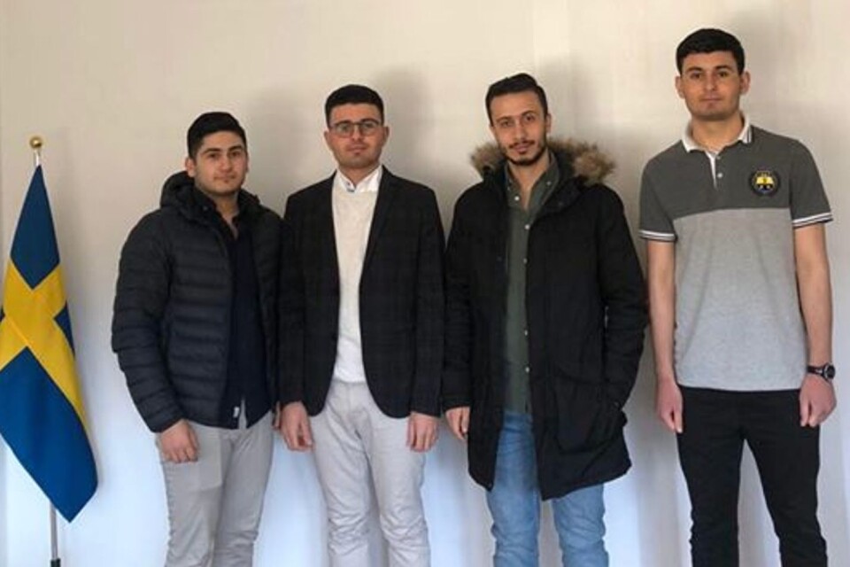 Föreningens ordförande Ato Dakhell, näst längst till höger tillsammans med Zakvan Mohammad, Renas Afrin och Serbist Said.