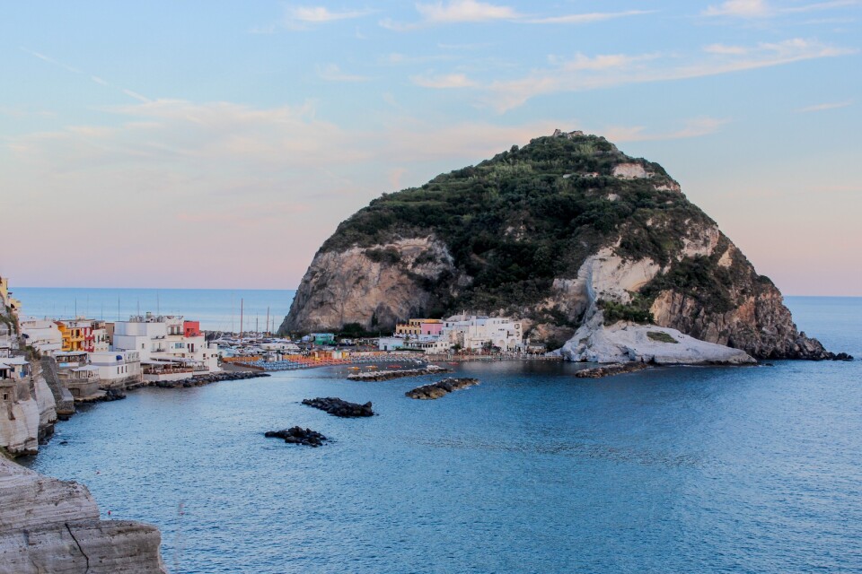 Den lilla halvön Sant' Angelo på ön Ischia är en stor turistmagnet.