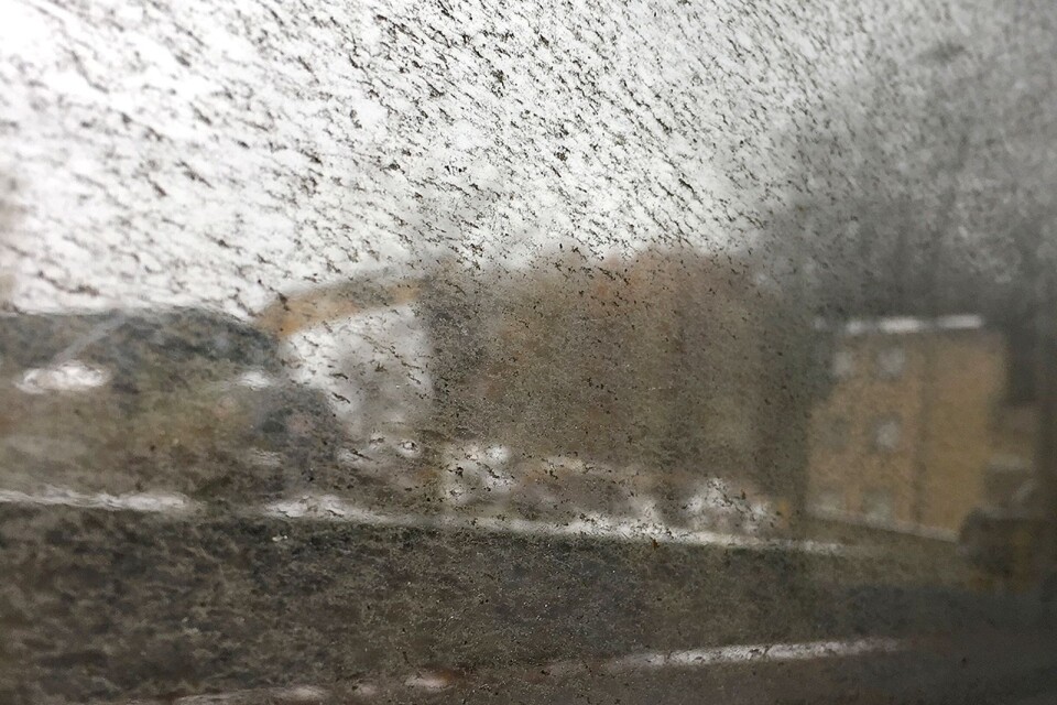 Utsikten genom fönstret på 2:ans buss en smutsig dag i vintras. Så ser Borås ut. Också.