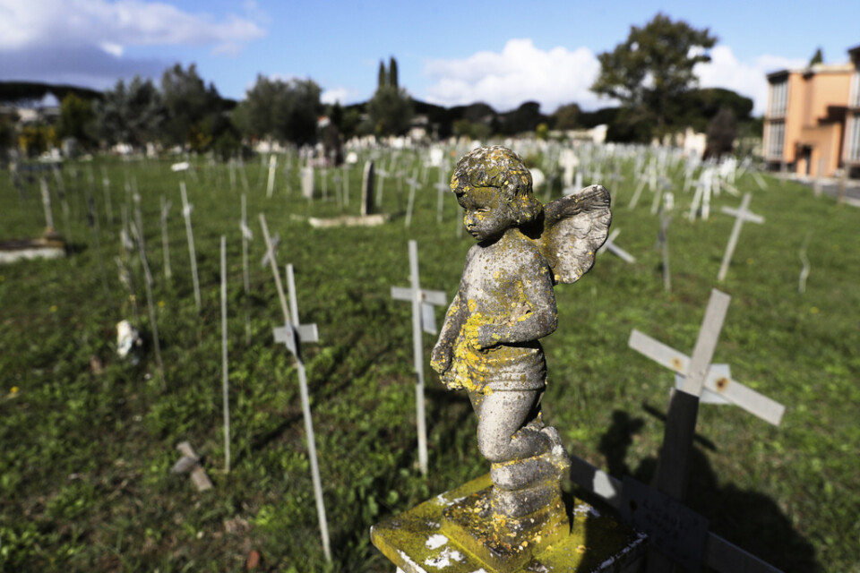 En kyrkogård för foster i Rom. I oktober 2020 dök plötsligt namn på kvinnor som antingen fått missfall eller avslutat sina graviditeter frivilligt upp på korsen.