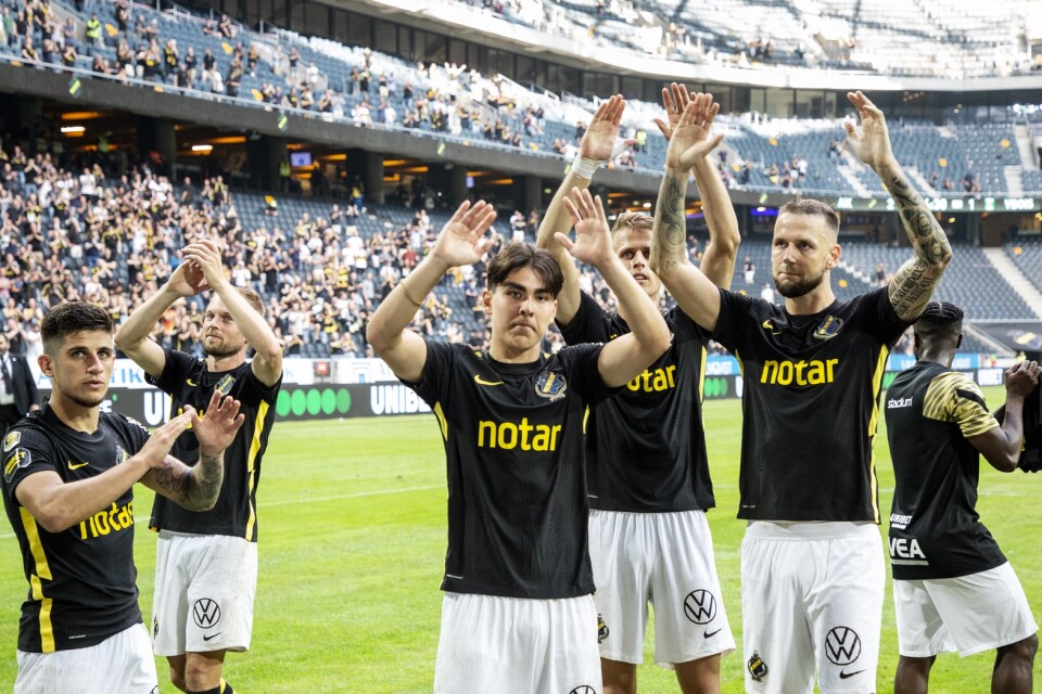 Eric Kahl, mitten, lämnar AIK för spel i Danmark. Arkivbild.