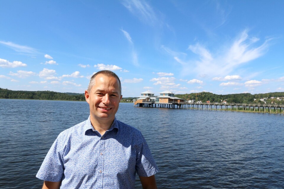 Mikael Levander (NU) är förstanamn för Nya Ulricehamn i kommunvalet i Ulricehamn. Han är fotograferad vid Bryggan med Kallbadhuset i bakgrunden.