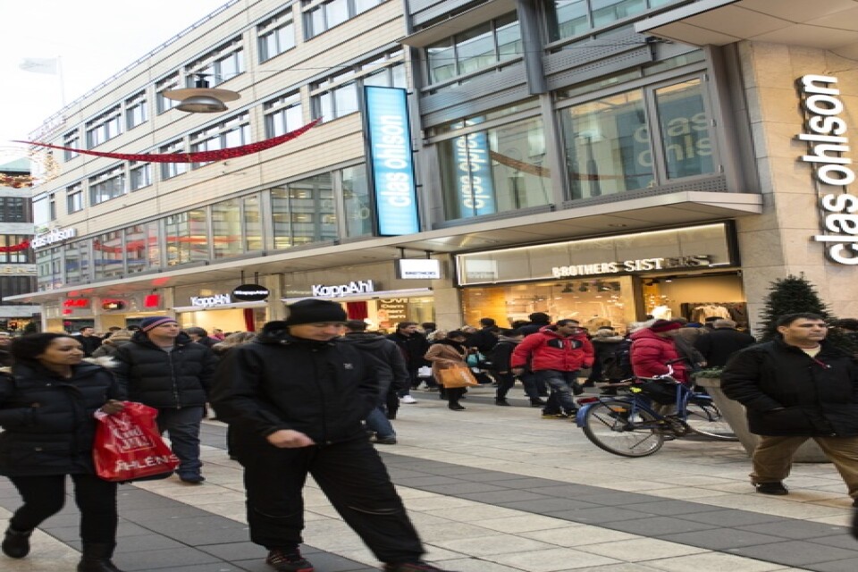 Shoppande turister är en viktig och ökande intäktskälla för den svenska handeln. Här är en av turismens paradgata i Stockholm – Drottninggatan i Stockholm. Arkivbild.
