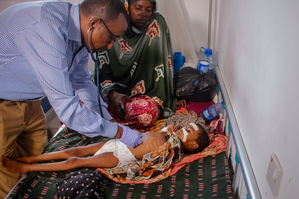 Ett undernärt barn som undersöktes på ett sjukhus i Somalias huvudstad Mogadishu i lördags.
