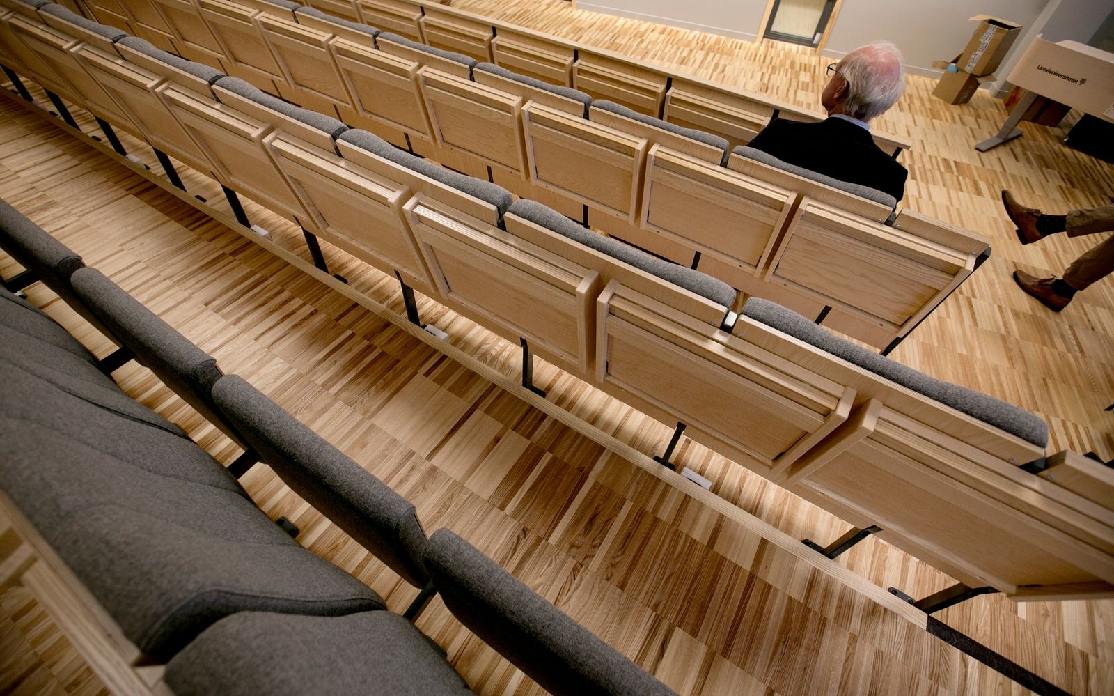 Hus Vita innehåller två hörsalar. Den här har 84 platser och har mjuka stolar från företaget Balzar Beskow i Mönsterås.