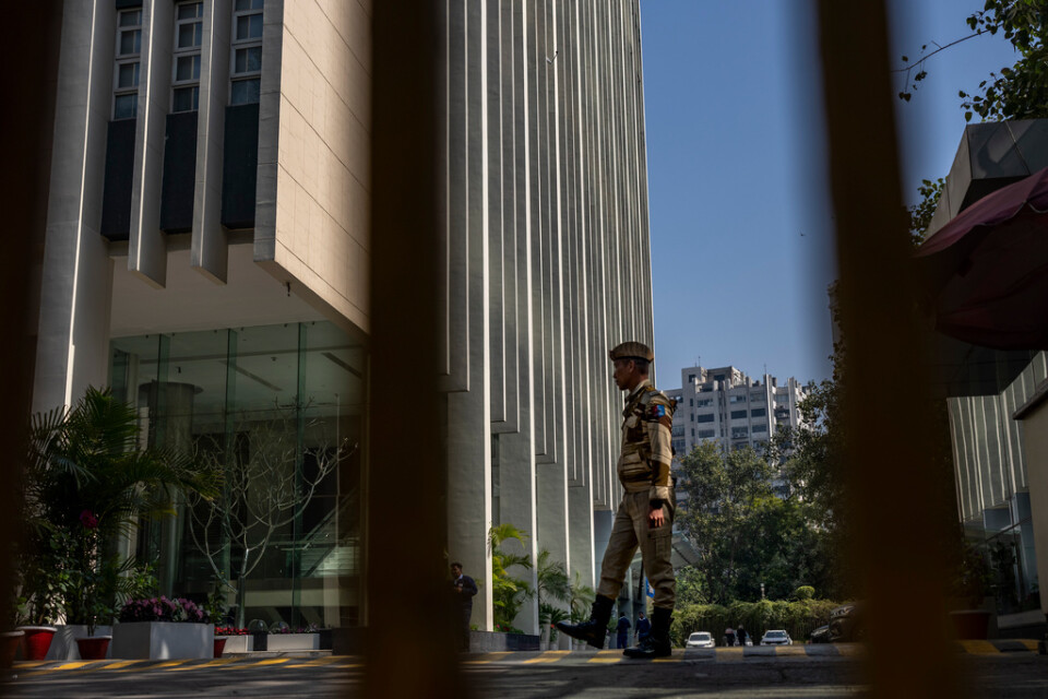 Indiska myndigheter söker för andra dagen igenom BBC:s kontor i New Delhi.