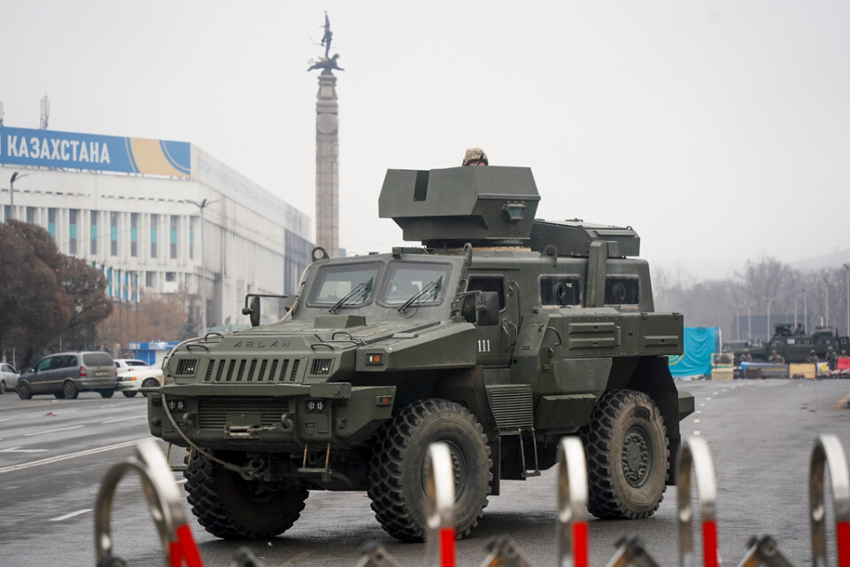 Soldater bevakar torget i Almaty.