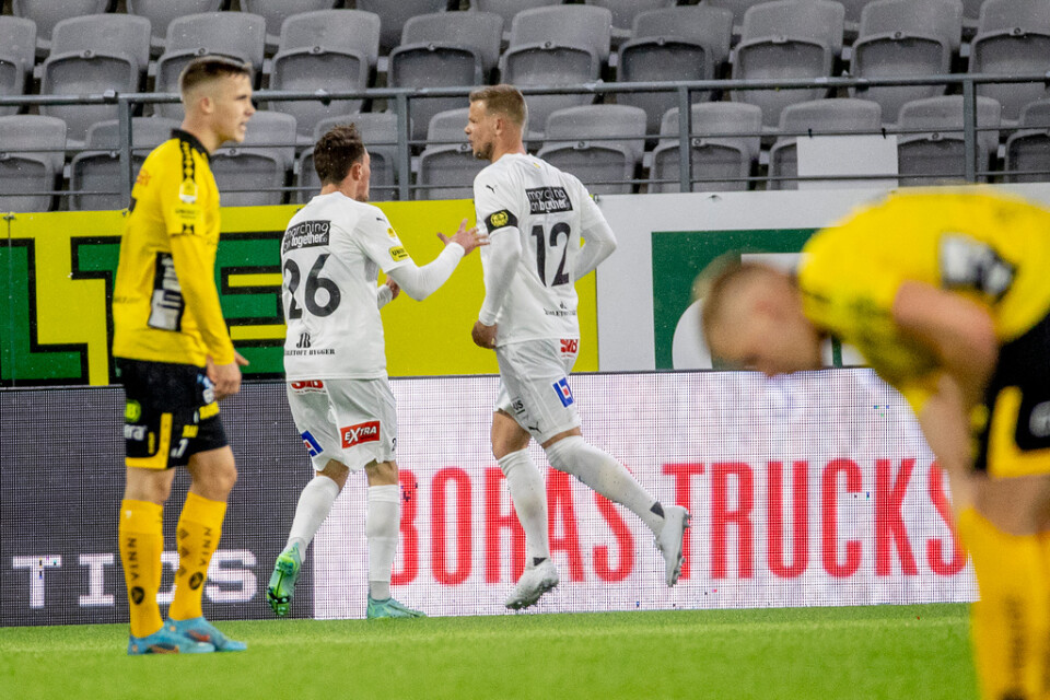 David Löfquist (nr 12) på väg att jubla efter sitt 2–0-mål för Mjällby mot Elfsborg. Noah Persson är beredd att hjälpa till med firandet.