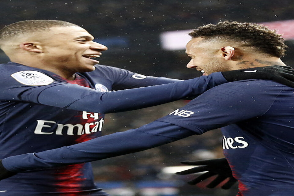 Kylian Mbappé och Neymar fick fira ligaguld i kavaj. Arkivbild.