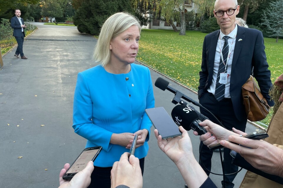 Statsminister Magdalena Andersson (S) möter den svenska presskåren vid Europa-toppmötet i Prag.