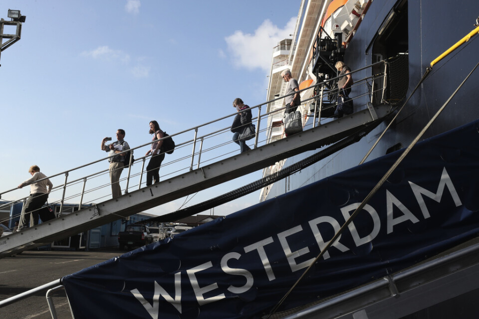Passagerare lämnar kryssningsfartyget MS Westerdam som lagt till i Kambodja.