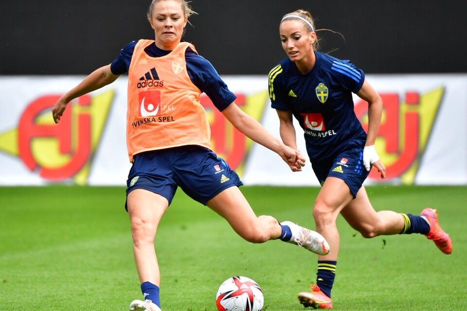 Fridolina Rolfö, till vänster, har haft problem med en magmuskel och är ett frågetecken inför tisdagens landskamp mot Australien.