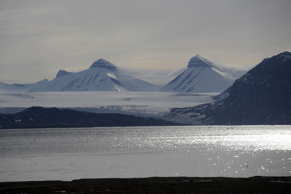 Bergstopparna tre kronor med namnen Svea, Dana och Nora på Svalbard i Arktis. Arkivbild.