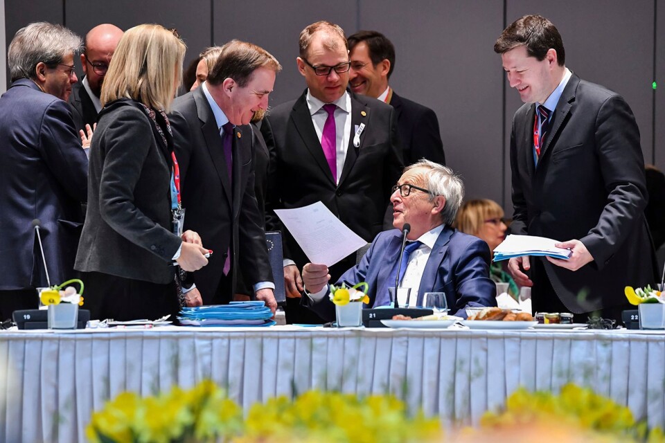 Hemlighuset? Här Stefan Löfven i samspråk med EU-kommissionens ordförande Jean Claude-Juncker under ministerrådets möte i Bryssel 23 mars.