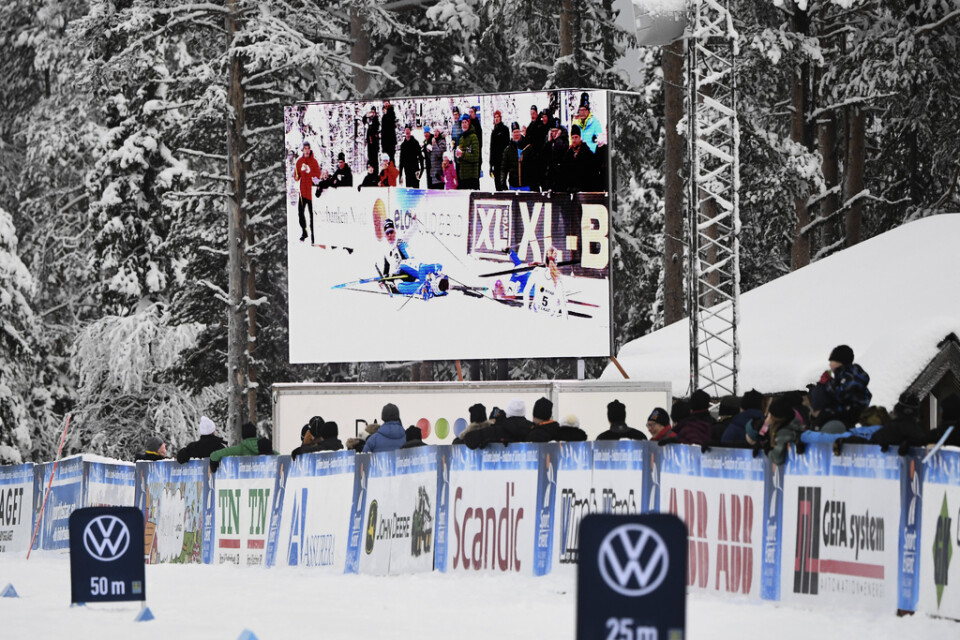 Alla svenskor ramlade i backen under söndagens sprinttävling på skidor och schweiziskan Nadine Fähndrich vann sprinten.