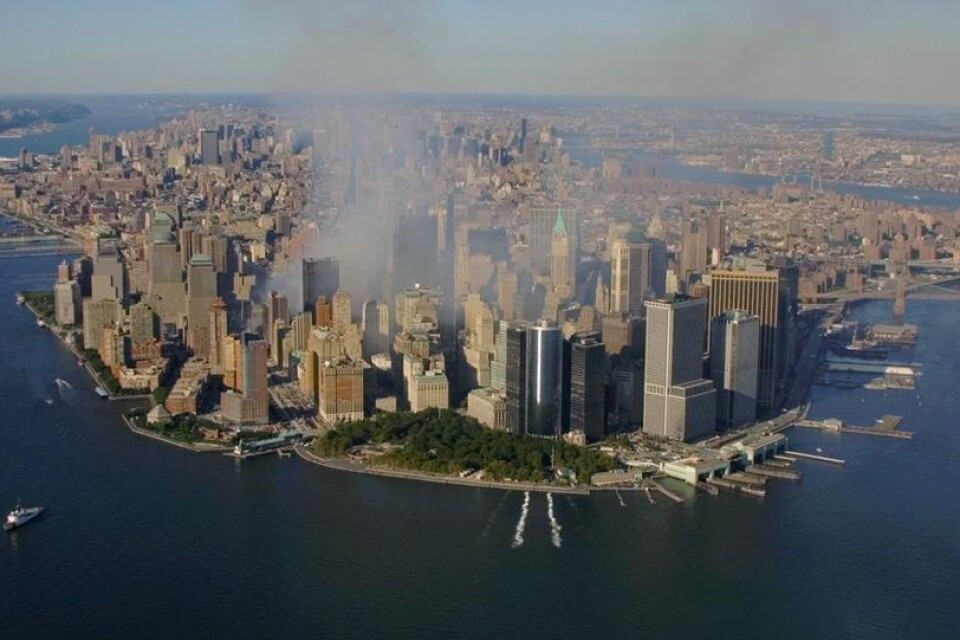 Röken fortsätter sprida sig över Manhattan fyra dagar efter attackerna.