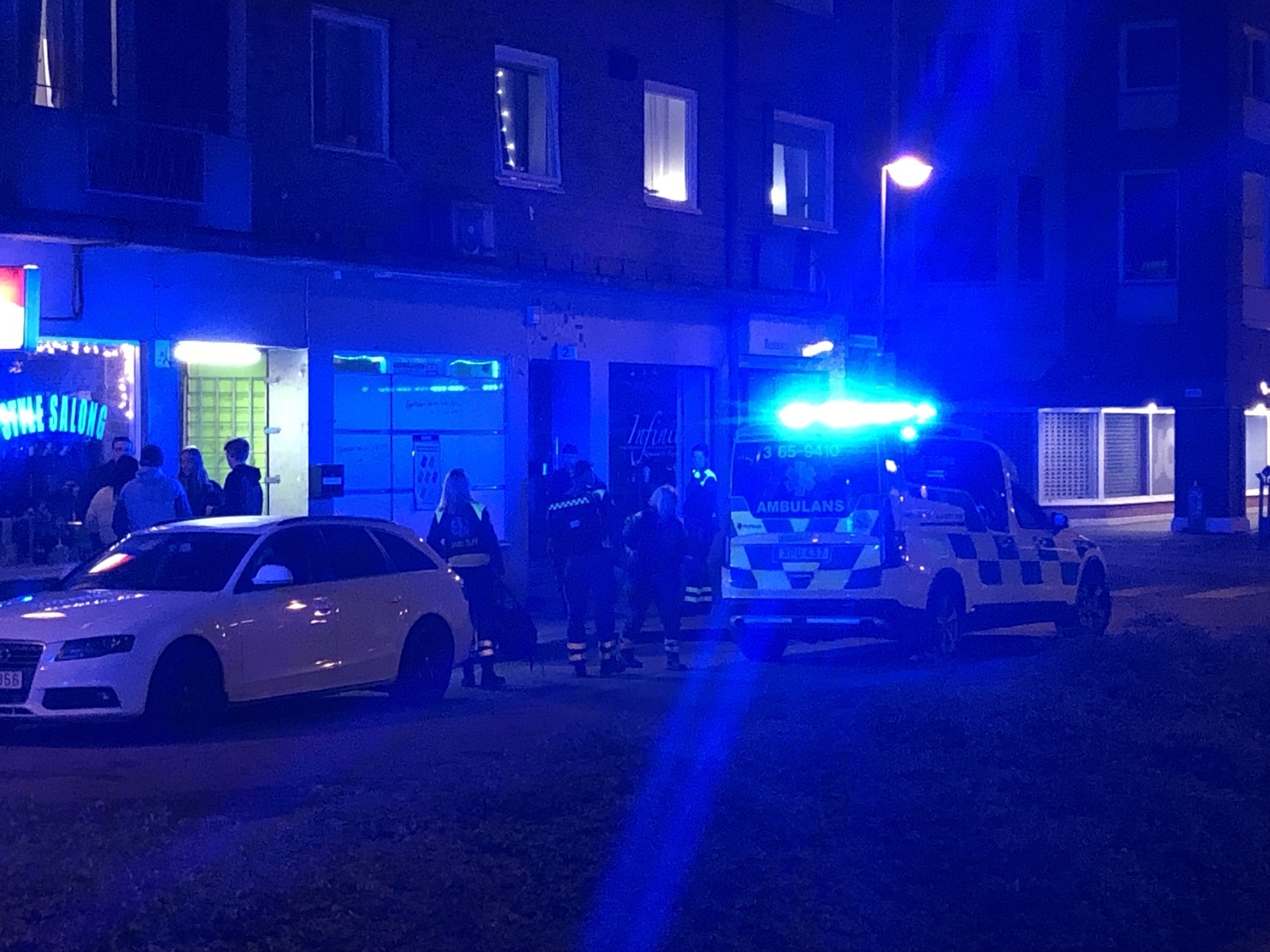 Tre ambulanser kom till platsen. Vid 00:20 kunde den skadade personen bäras ut ur huset på bår, och vidare in i ambulans. Foto: Lars-Åke Englund