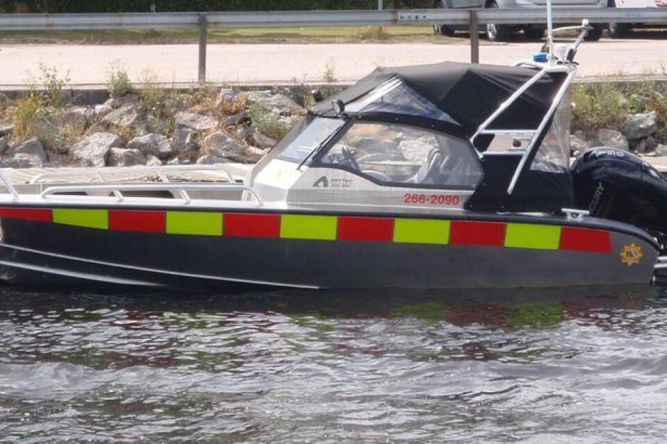 Räddningstjänsten i öst har en räddningsbåt till, en mindre båt som är placerad i Ronnebyåns utlopp ...