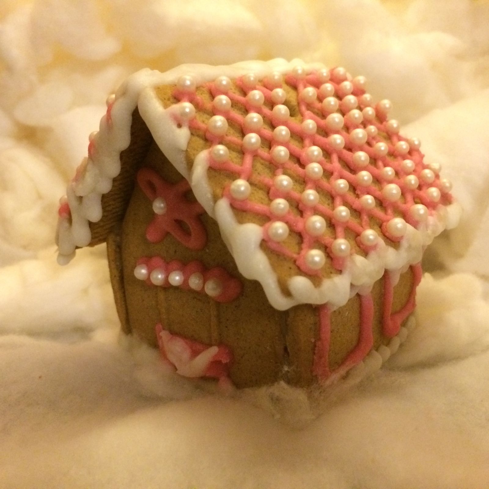 Johanna Ekbring har byggt det här söta lilla huset med pärlor på taket och rosa kristyr.