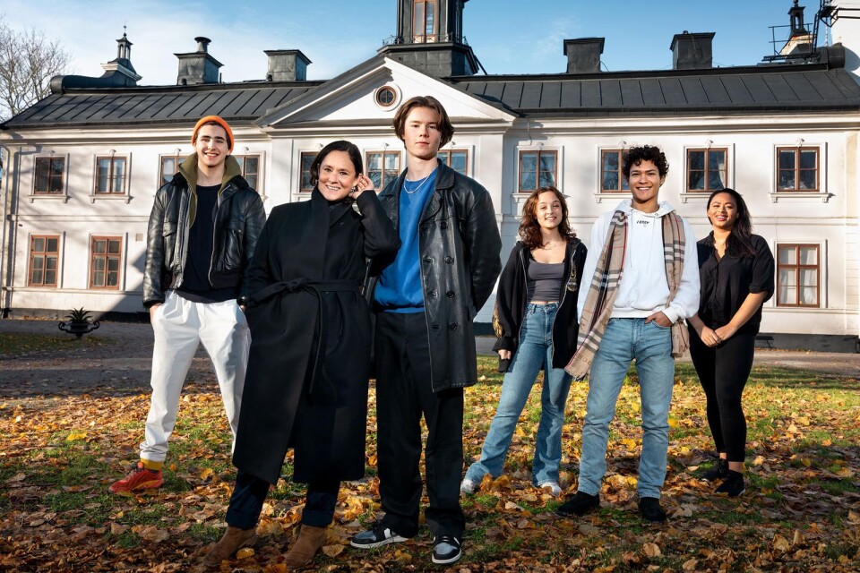 Bland skådespelarna i Young Royals syns bland andra Pernilla August, Edvin Ryding och Omar Rudberg.