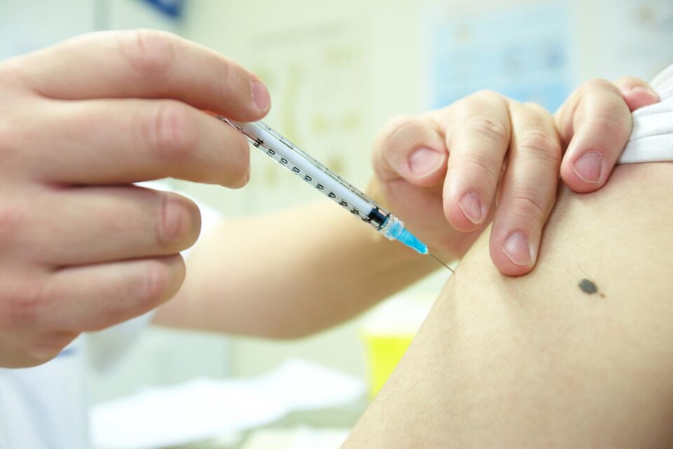 En vaccination ges på en vårdcentral, i förebyggande syfte. Men i år har det blivit 123 242 färre besök till primärvården i Skåne.