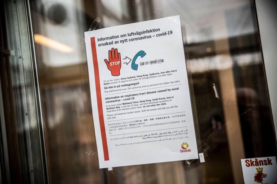 ”Gå inte in på mottagningen”. Information om coronaviruset på entrédörren till Ystads lasarett.