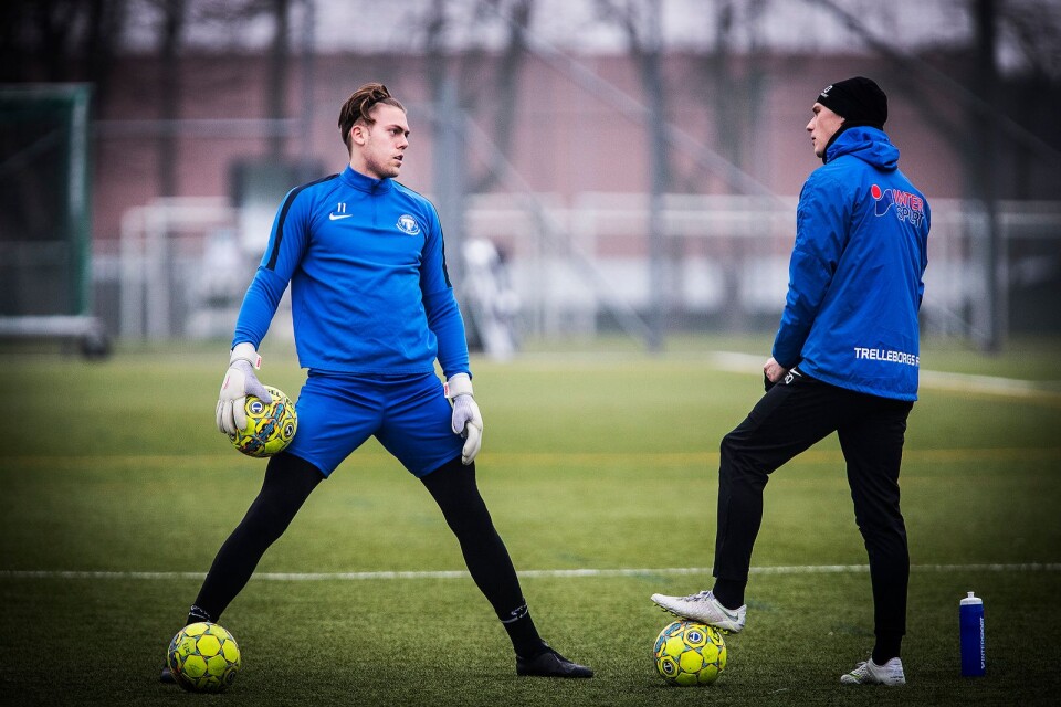 Henrik Regitnig, till vänster, tränade på torsdagen med TFF. Här pratar han med TFF-målvakten Philip Mårtensson, nyförvärv från Torns IF.