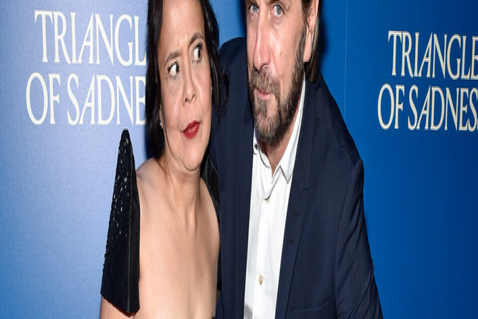 Dolly De Leon och Ruben Östlund vid premiären av "Triangle of sadness" i New York i oktober.