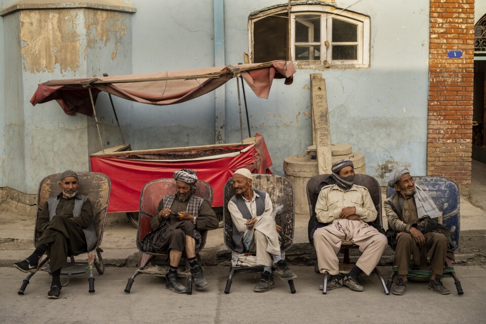 Arbetare sitter längs vägen och väntar på att få anställning. Kabul, Afghanistan den 12 september 2021.